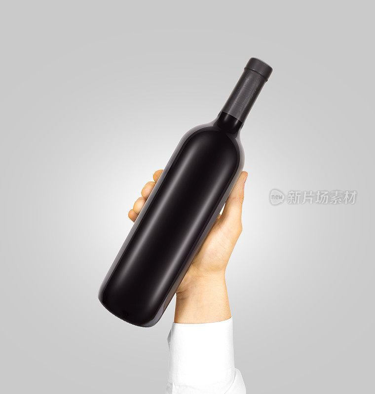 红葡萄酒酒瓶上的空白黑色标签模型