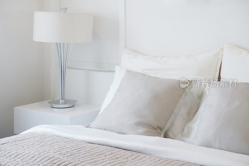 浅灰色枕头设置在床上，很好的氛围卧室现代室内风格
