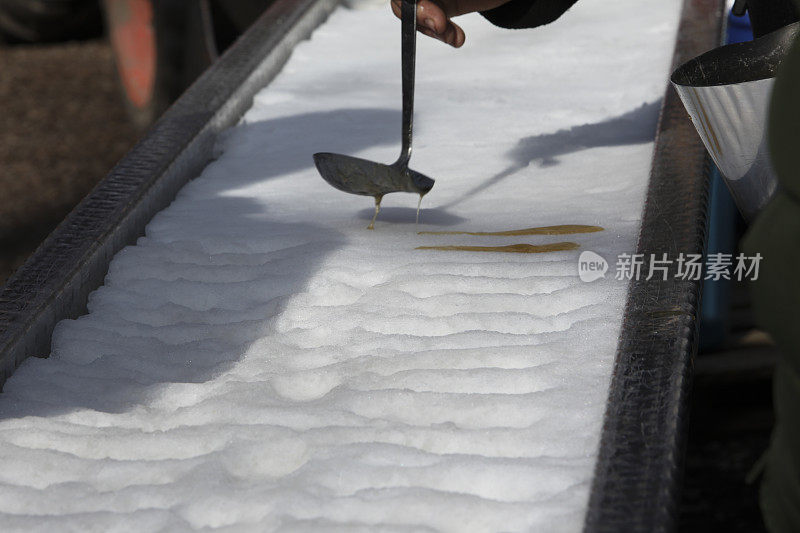 将枫糖浆倒在雪上制成的枫糖太妃糖。