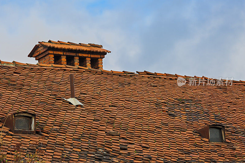蓝天映衬着老房子的木瓦屋顶