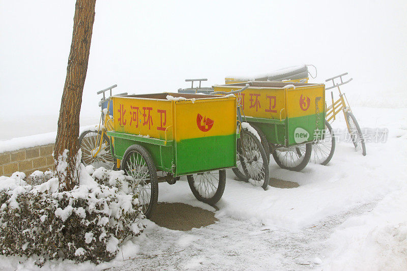 雪地里的环卫车，特写照片
