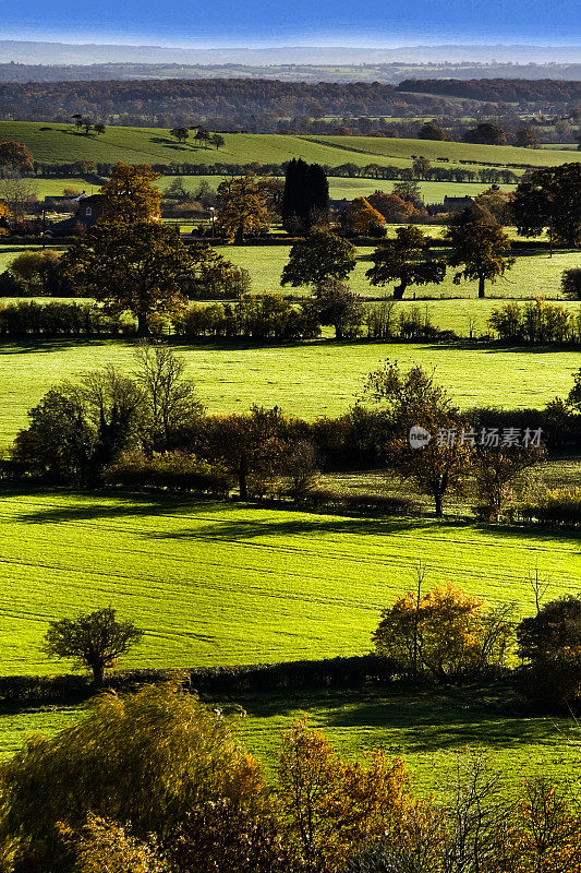 英格兰中部伍斯特郡，从圣玛丽圣母教堂汉伯里村俯瞰乡村。这是无线电连续剧《弓箭手》中安桥村的场景