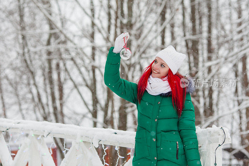 白雪覆盖的森林里的年轻女子