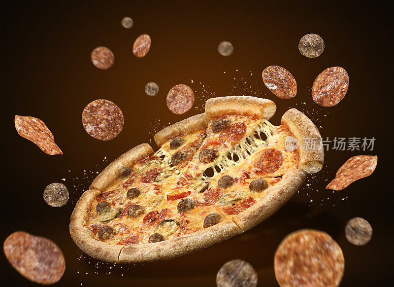 餐厅或披萨店的概念宣传传单和海报，美味的意大利辣香肠披萨，马苏里拉奶酪，肉丸和复制空间的文本