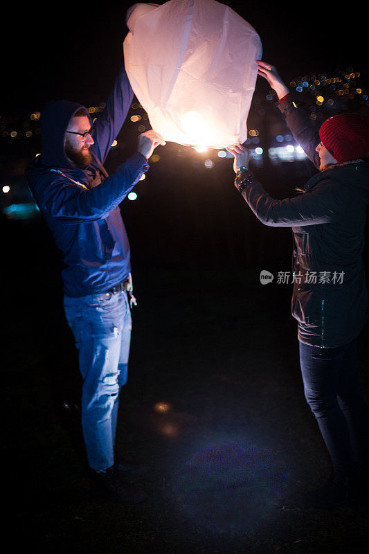 一对夫妇放飞了一个天灯