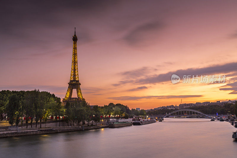 巴黎塞纳河上埃菲尔铁塔上的日落