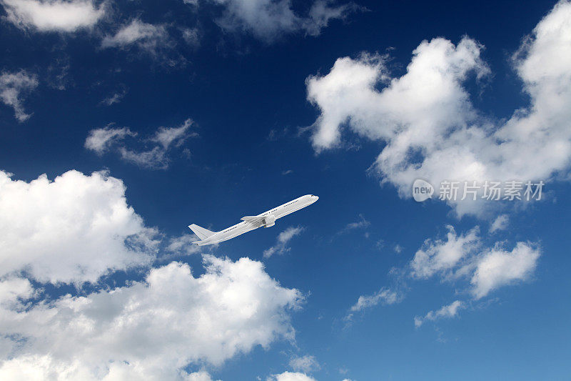 飞机在云层之上的天空飞行