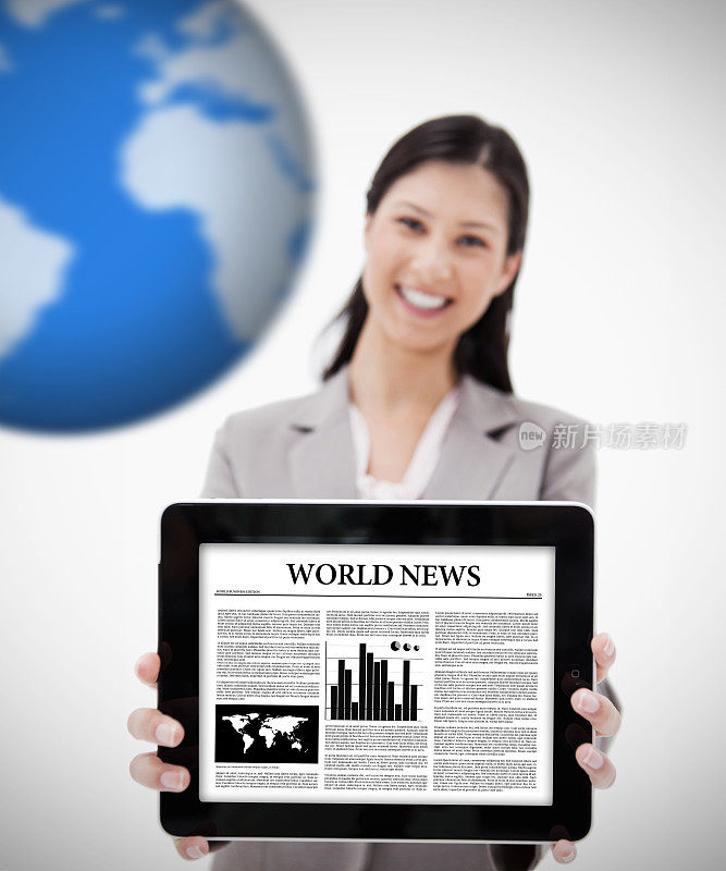 女商人手持数字平板电脑显示世界新闻