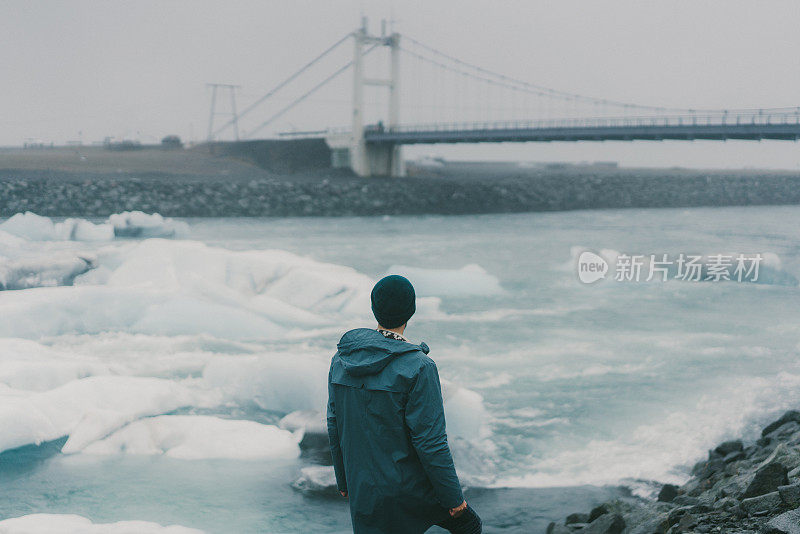 人在看Jokulsarlon附近的桥