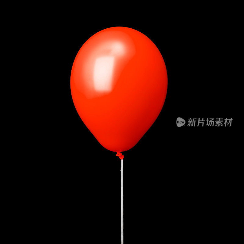 白色丝带上的红色气球孤立在黑色丝带上