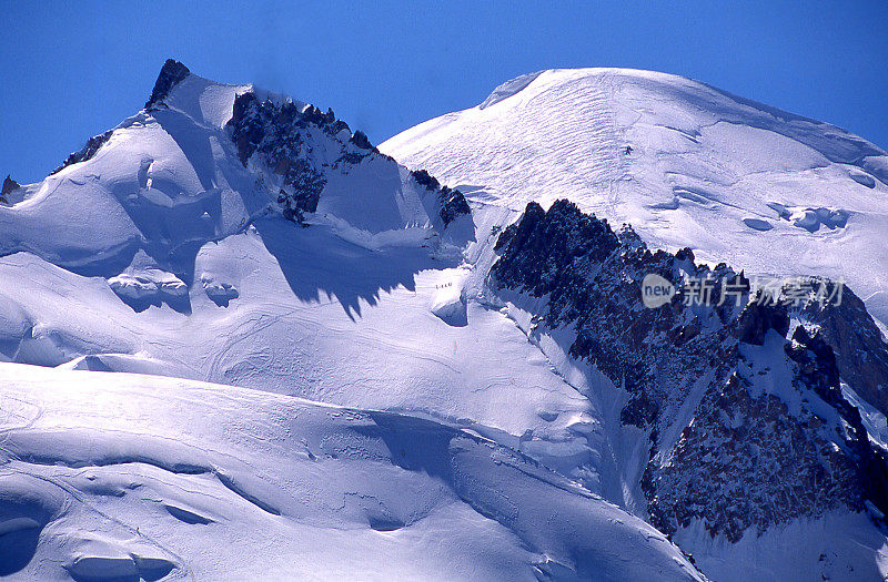 在法国欧洲夏蒙尼附近的阿尔卑斯山脉有冰雪