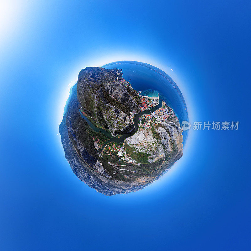 克罗地亚达尔马提亚海岸奥米斯度假胜地的小行星空中全景图