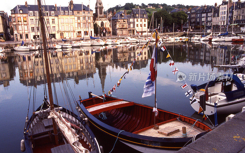 宁静的海港景色，清晨映照在欧洲诺曼底历史名城昂弗勒的老码头上