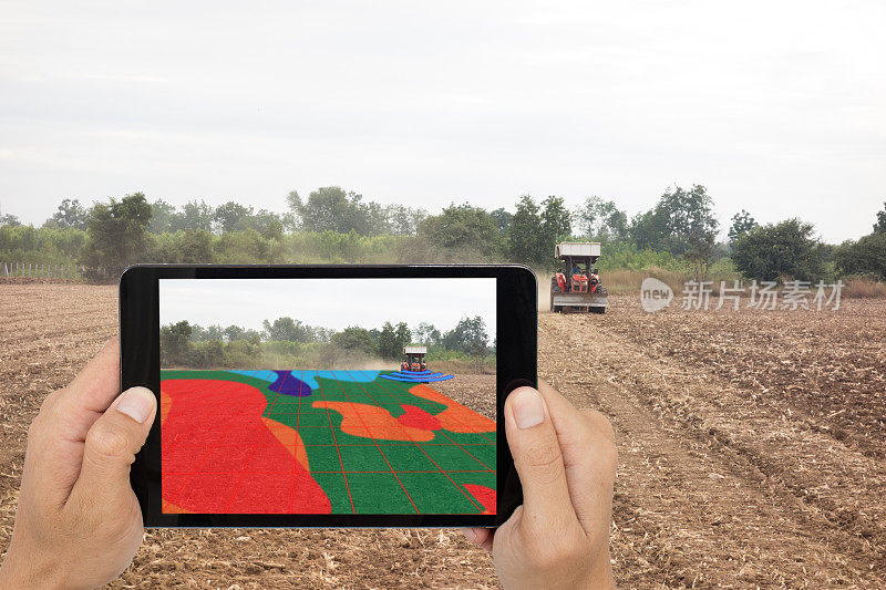 智能农业概念，农民使用平板读取红外拖拉机上的高清晰度土壤测绘，在耕作期间进行深层土壤扫描，包括有机，ec,om，氮，种子