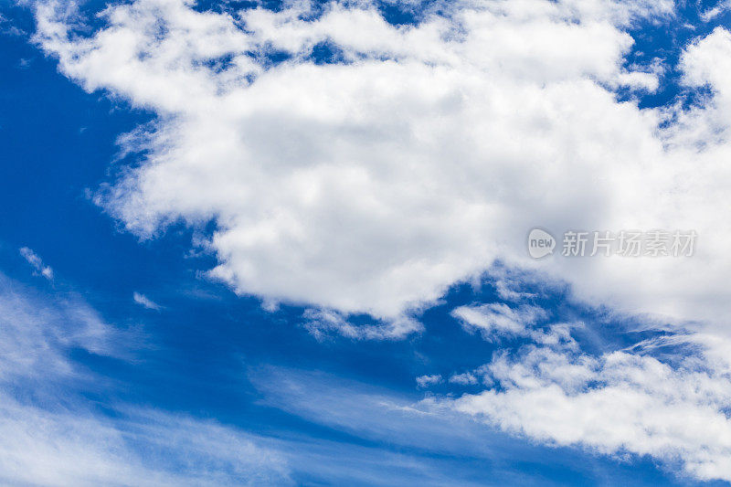 简单的云景背景，拍摄在勒比克位于圣劳伦斯河口。