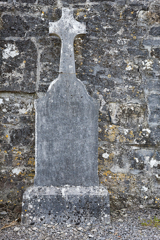 爱尔兰梅奥县巴利纳斯马修道会的老墓碑