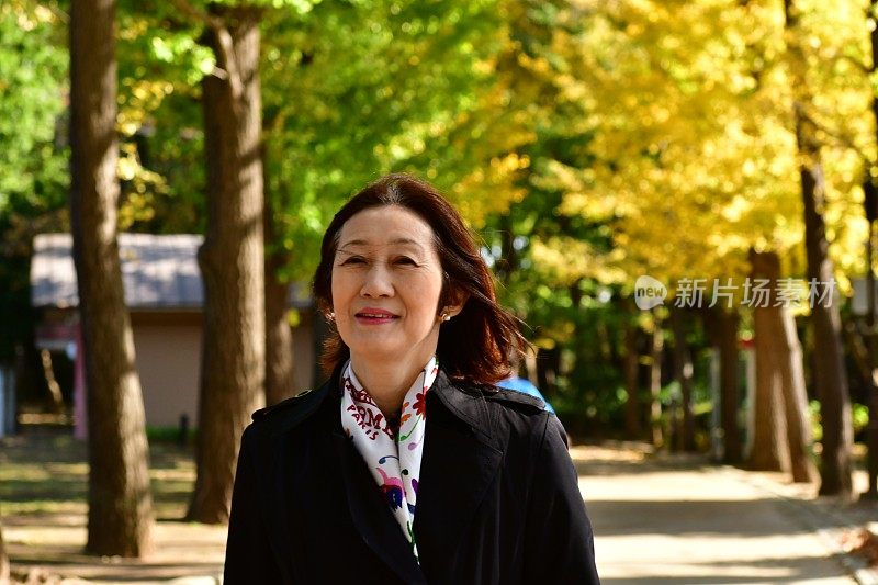 东京，职场女性上班前在公园散步