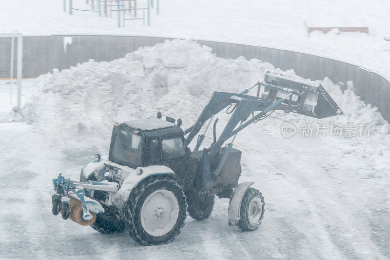 拖拉机清理露天溜冰场的积雪