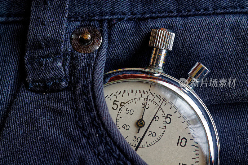 古董秒表，在旧的蓝色牛仔裤口袋里，测量时间的价值，旧时钟的箭头分，秒精确计时器记录
