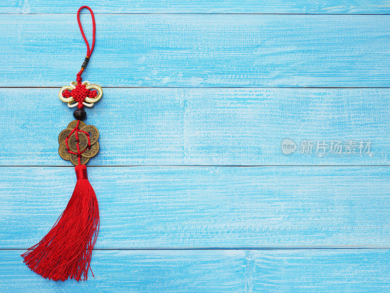 中国好运的象征在木制的蓝色桌子上。