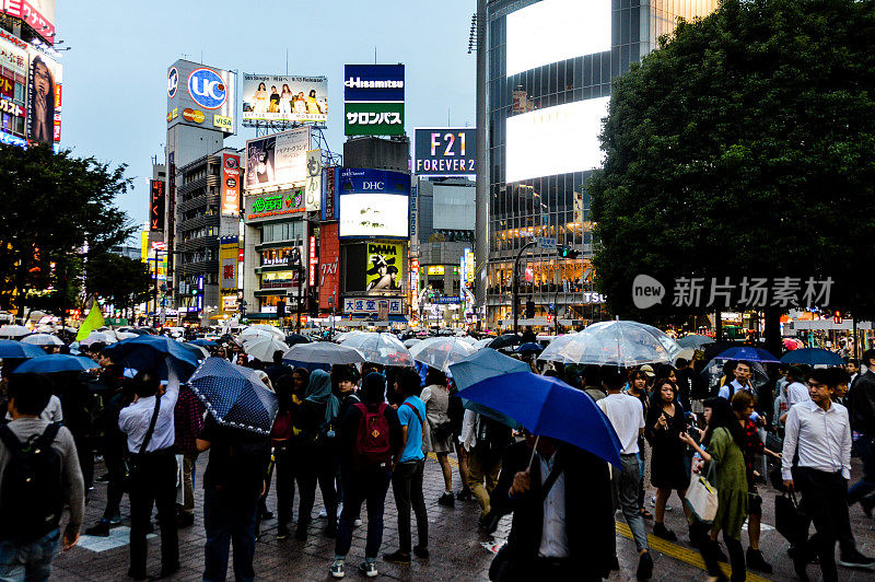 东京繁忙的街道在雨天