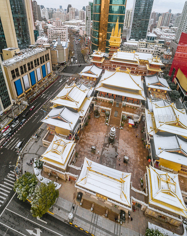 鸟瞰图静安寺和南京路附近的上海市中心，一场不寻常的降雪后的早晨