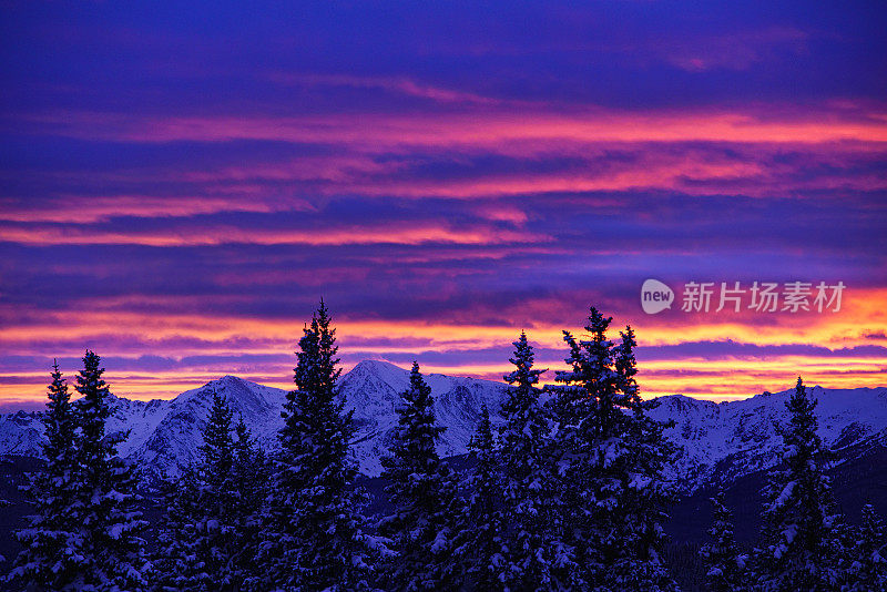 日落山景与Alpenglow