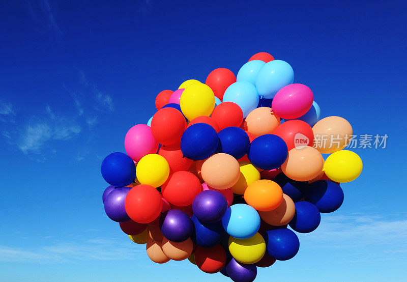 五颜六色的气球在天空中