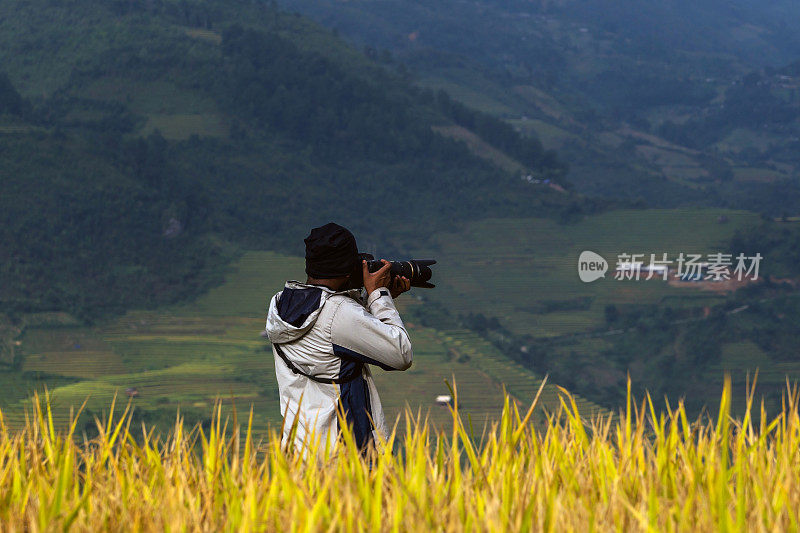 摄影师在越南西北部盐白省木仓寨地区的梯田上拍摄照片
