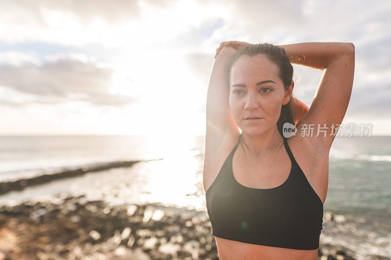 在夏威夷海岸线上独自跑步的女性