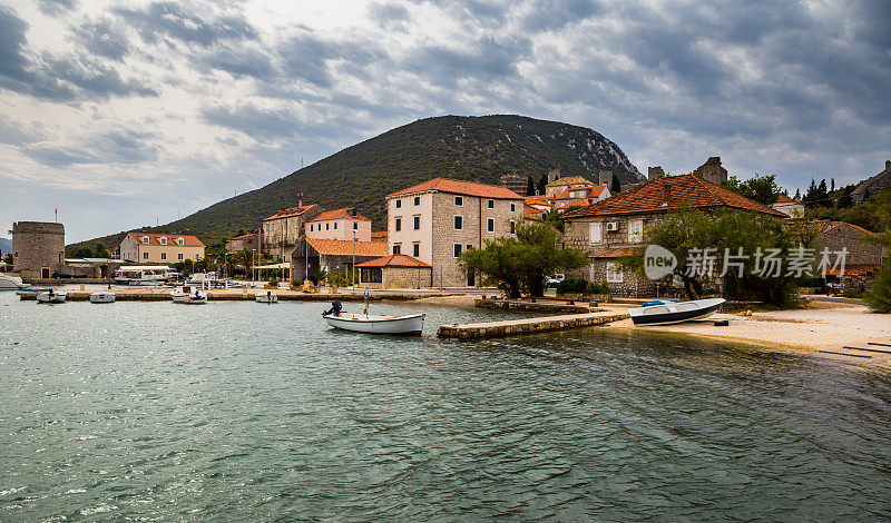 位于克罗地亚南部达尔马提亚的佩列沙茨半岛上，风景如画的防御森严的马里斯顿镇位于同一海湾的海岸上，以牡蛎养殖而闻名