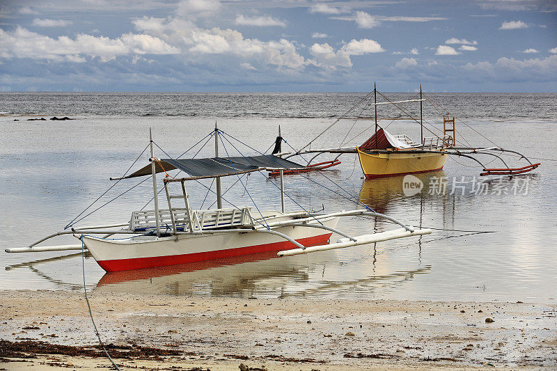 巴郎盖或邦加船搁浅在海滩上。蓬Ballo-Sipalay-Philippines。0316