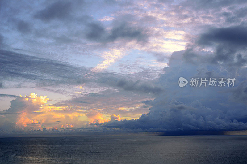 日出时大西洋上空的雷雨