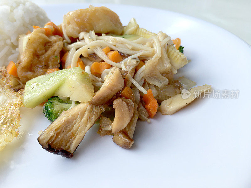 用白底白菜炒黄豆腐、素菜、炒蛋，以庆祝春节。健康食品。泰国菜。