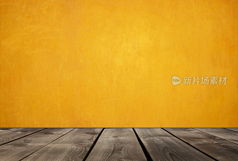 空荡荡的黄色墙壁和木地板