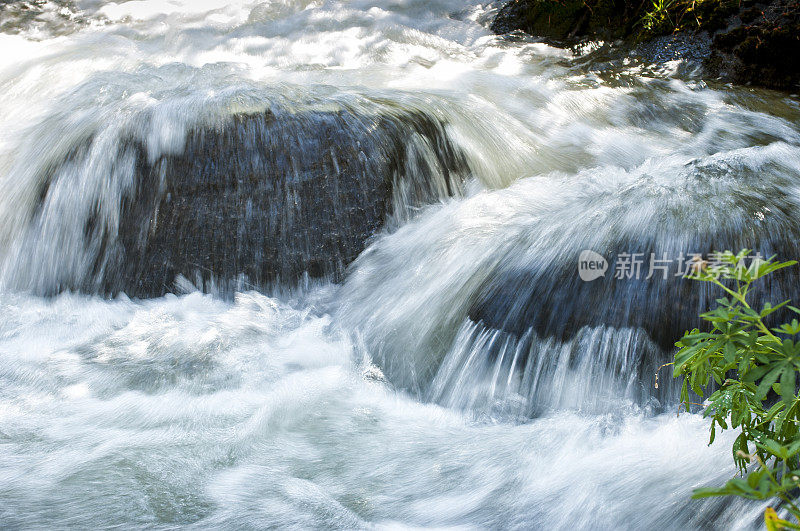 山溪瀑布在岩石上