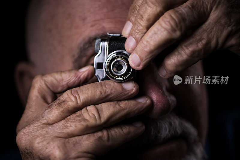 老年人使用微型相机
