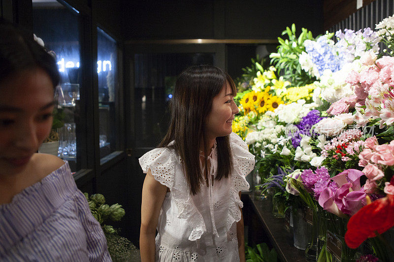 在花店选花的女人。