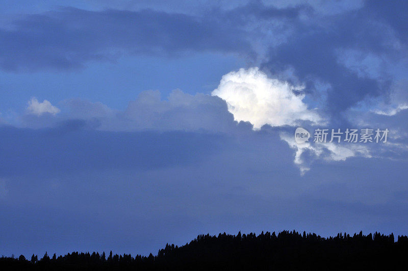 夕阳中的龙泉山