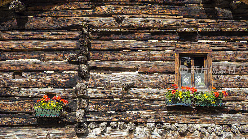 意大利阿尔卑斯山和白云岩上的传统花窗