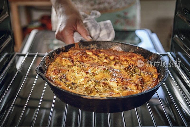 准备用绿芦笋，豌豆和帕尔马干酪做肉馅煎蛋饼