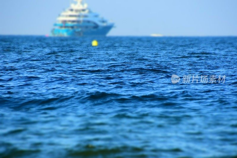 蓝海上的浮标，伊比沙岛