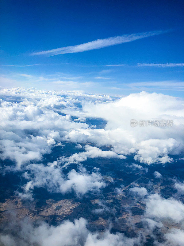 从飞机上看多云的天空