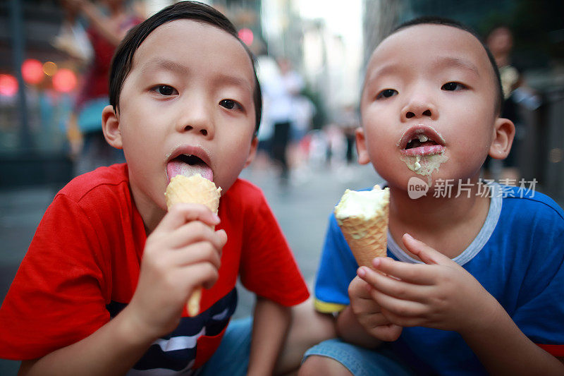 胡同里可爱的亚洲小孩