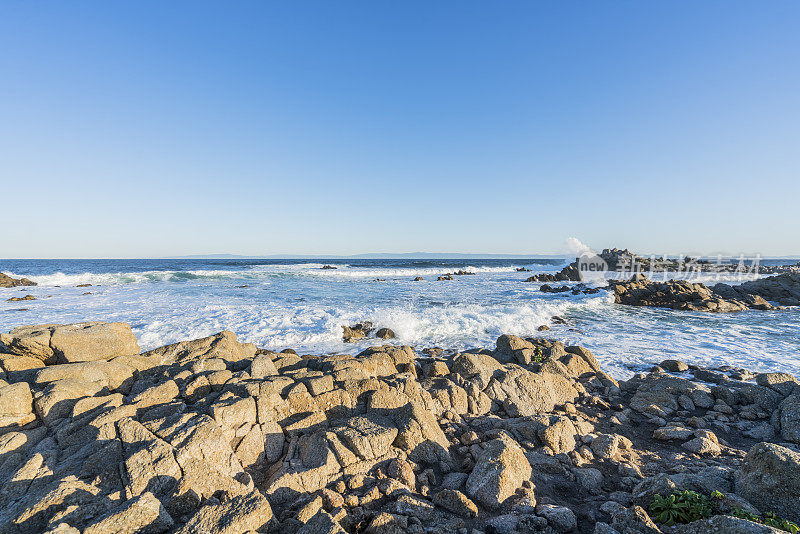 海浪拍打着岩石