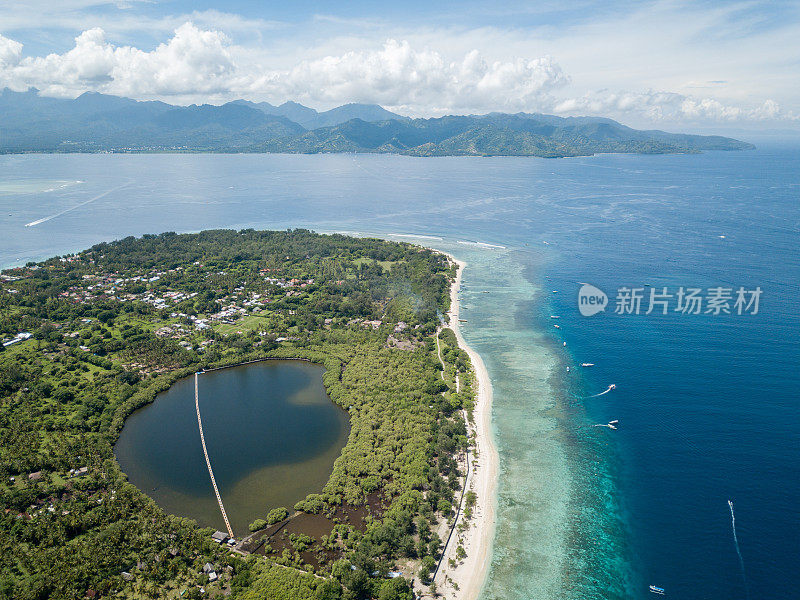 从上面鸟瞰热带岛屿，无人机的观点;田园旅行目的地的地方概念