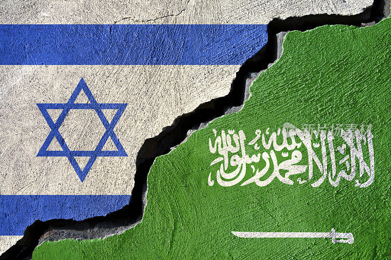 概念沙特阿拉伯和以色列国旗在破裂的背景