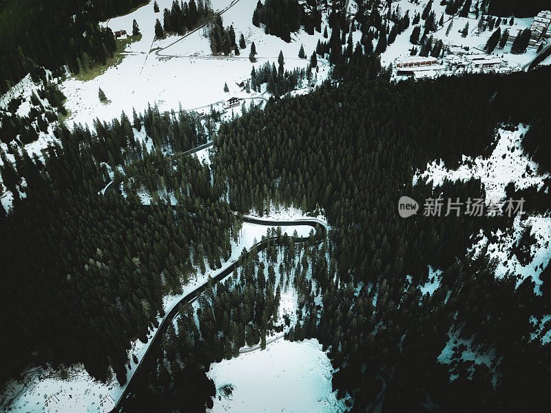 鸟瞰图的冬季道路和湖迪卡里扎在Dolomites阿尔卑斯山