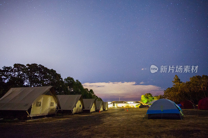 在星空下露营