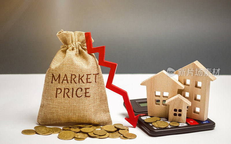 钱袋与字市场价格和箭头与计算器和木房子。降低房价。房地产市场的下跌和危机。低租金